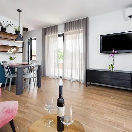 Marcante - Designer, Romantic Pool View Apartman *