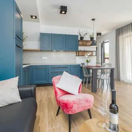 Marcante - Designer, Romantic Pool View Apartman Poreč